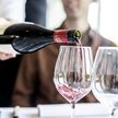 Restaurant Færgegaarden tjener skænker vin på Hotel Juelsminde Strand 